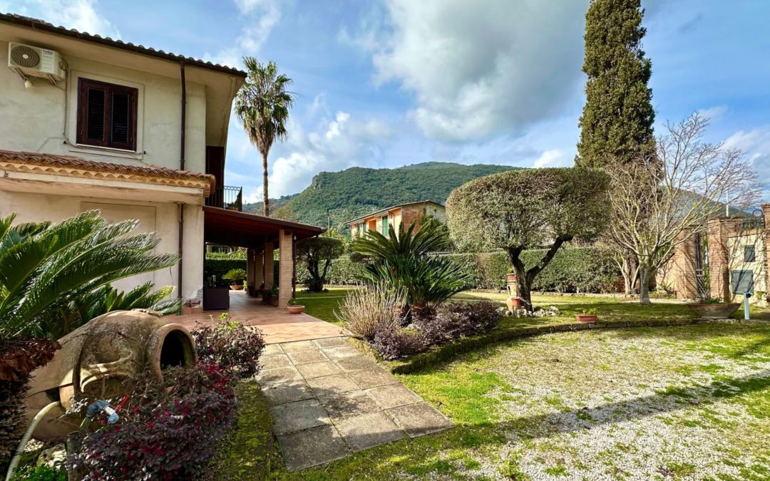 VENDESI VILLA A MONTE SAN BIAGIO